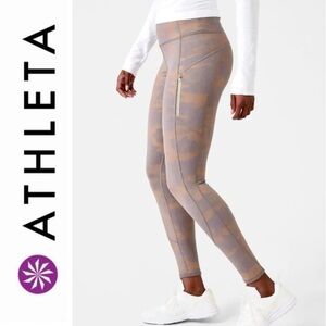 ATHLETA Rainier Reflective Tights / Leggings in
Camo Lux Buff Grey